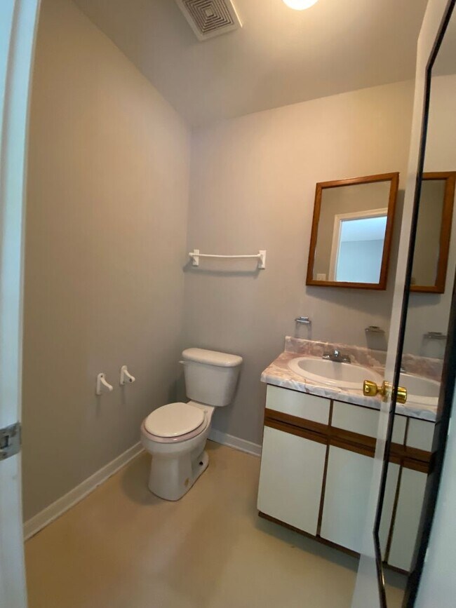 Building Photo - Spacious 3 BD, 1.5 BA Rancher off Brook Road Available in July