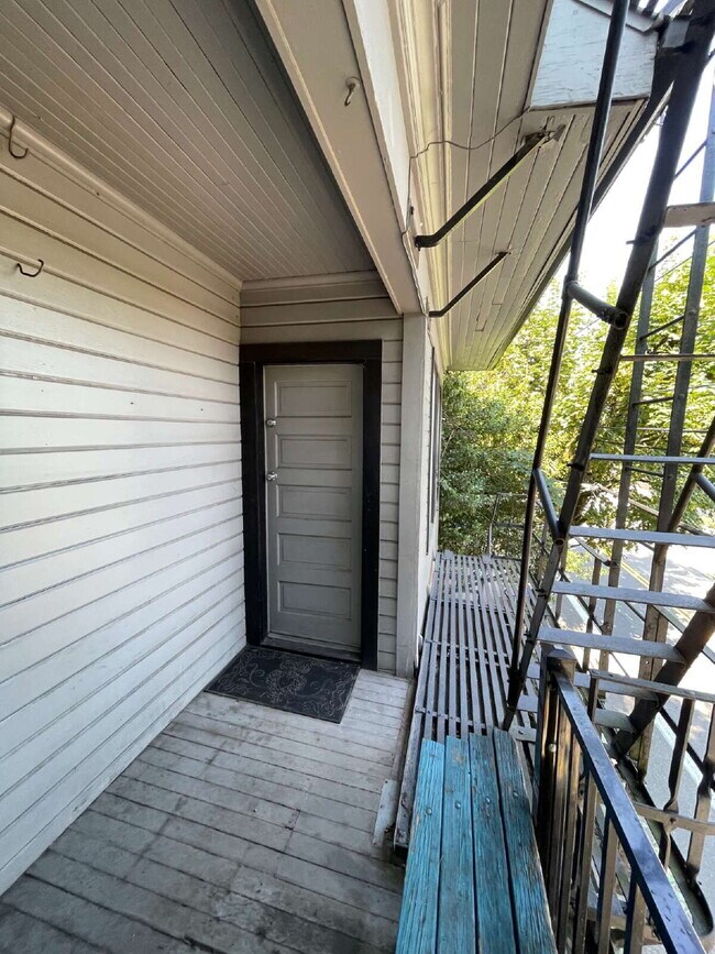 Building Photo - Spacious 3-Bedroom, 2-Bathroom Apartment with **Portable AC Unit Included** in NW Portland