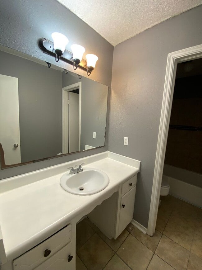 Building Photo - 2 Bedroom 1.5 Bath Apt at the Monterey Square Apts NW OKC