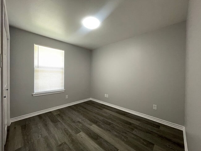 Building Photo - 203 Memory Ln