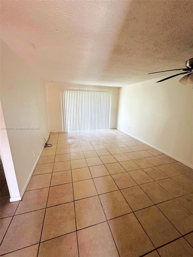 Primary Photo - 932 W Kalmia Dr