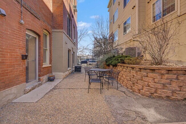 Building Photo - Adorable Studio in 1909 Building! Heart of Capitol Hill
