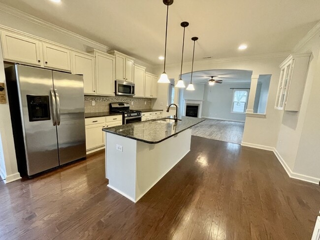Building Photo - 5 bed, 3 bath Nest in Surrey Meadows