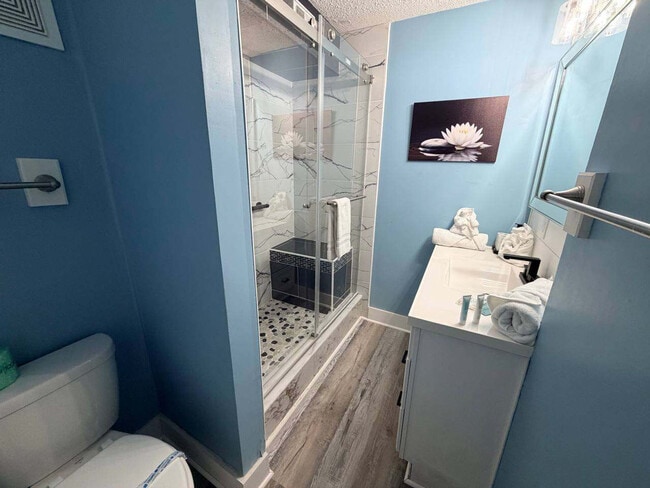 Building Photo - 8743 Thomas Dr