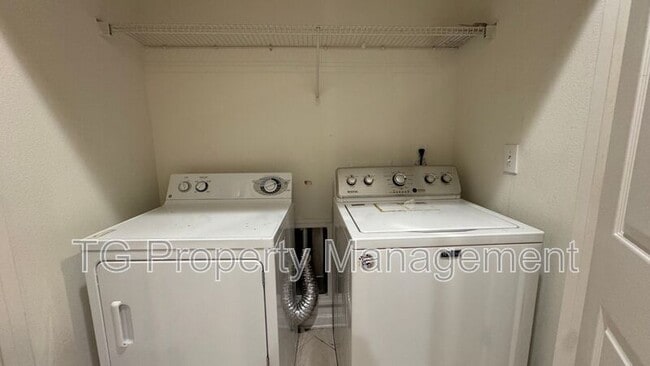 Building Photo - 12999 Sunset Lake Dr