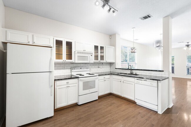 Building Photo - 3 Bedroom2.5 Bath The Plaza Subdivision