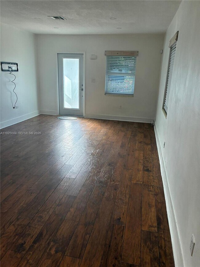 Building Photo - 705 E 9th Ct