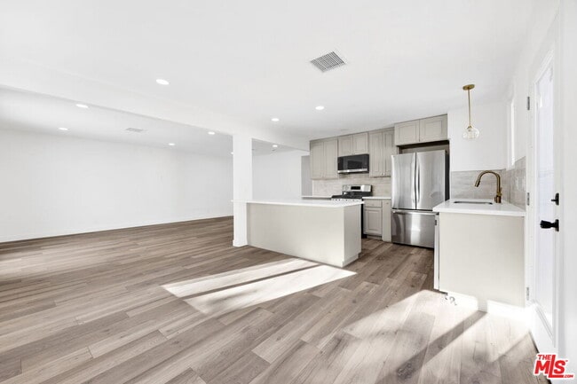 Building Photo - 1213 Thompson Ave