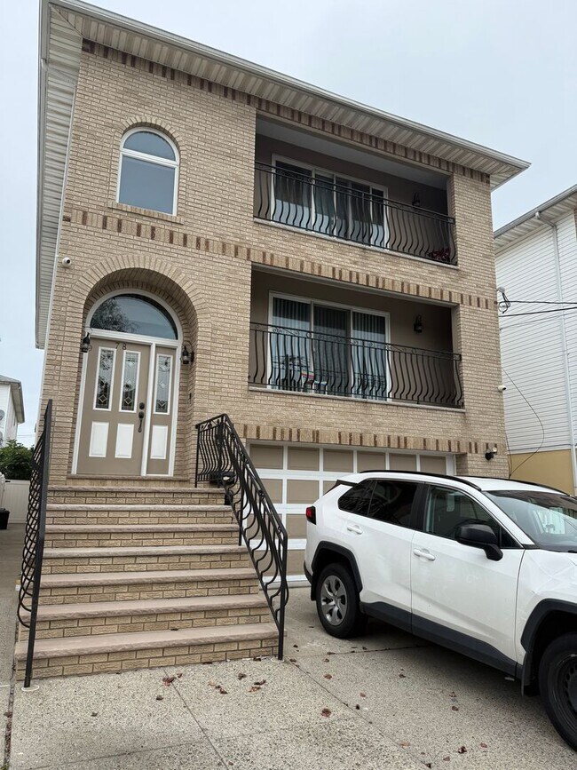 Building Photo - For Rent – 2 Bedroom, 1 Bathroom Apartment...