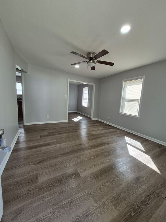 Building Photo - Adorable, remodeled 3br/1ba house close to...