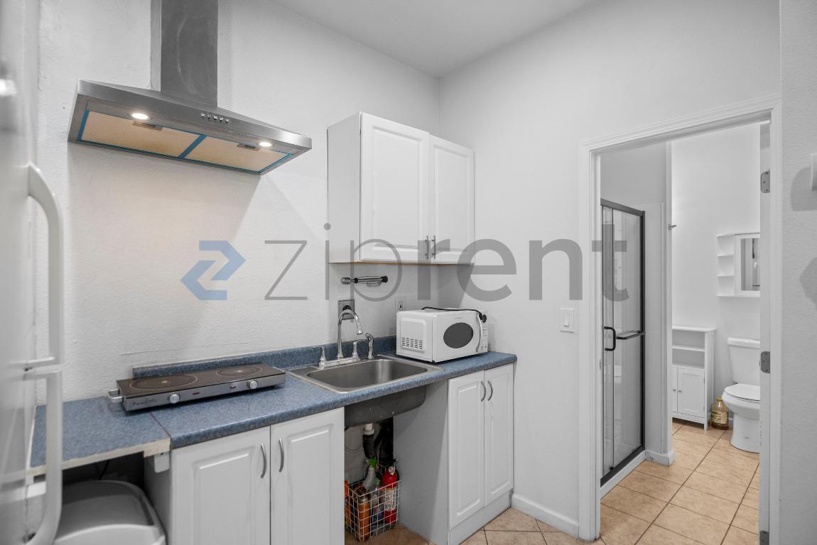 Building Photo - 2661 S King Rd