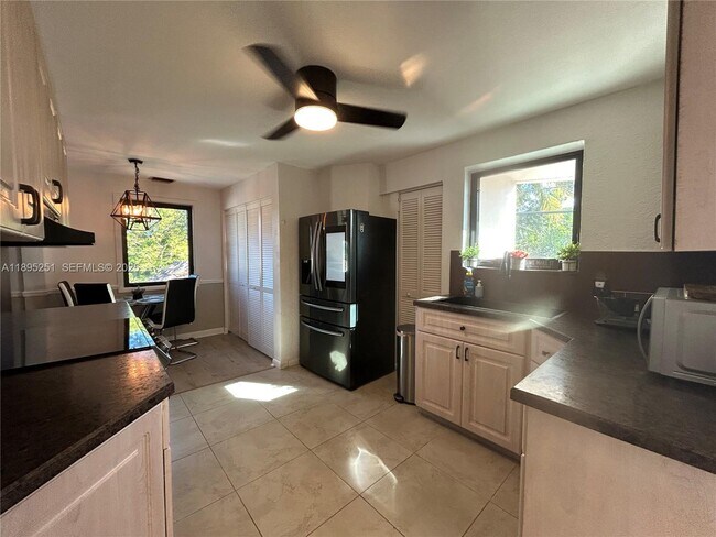 Building Photo - 1534 Monroe St