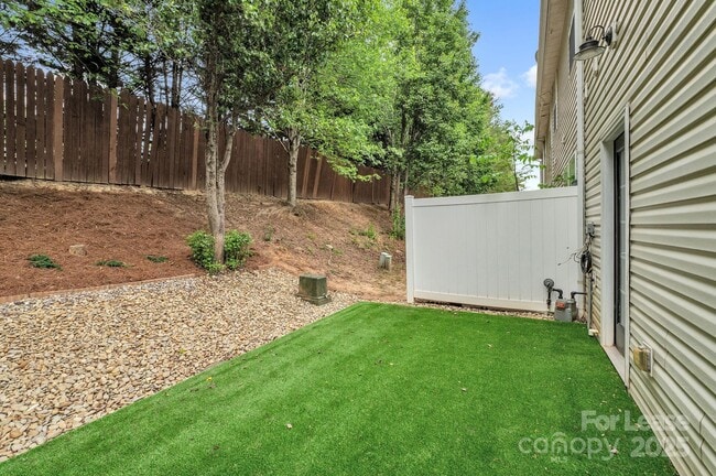 Building Photo - 1915 Travertine Ln