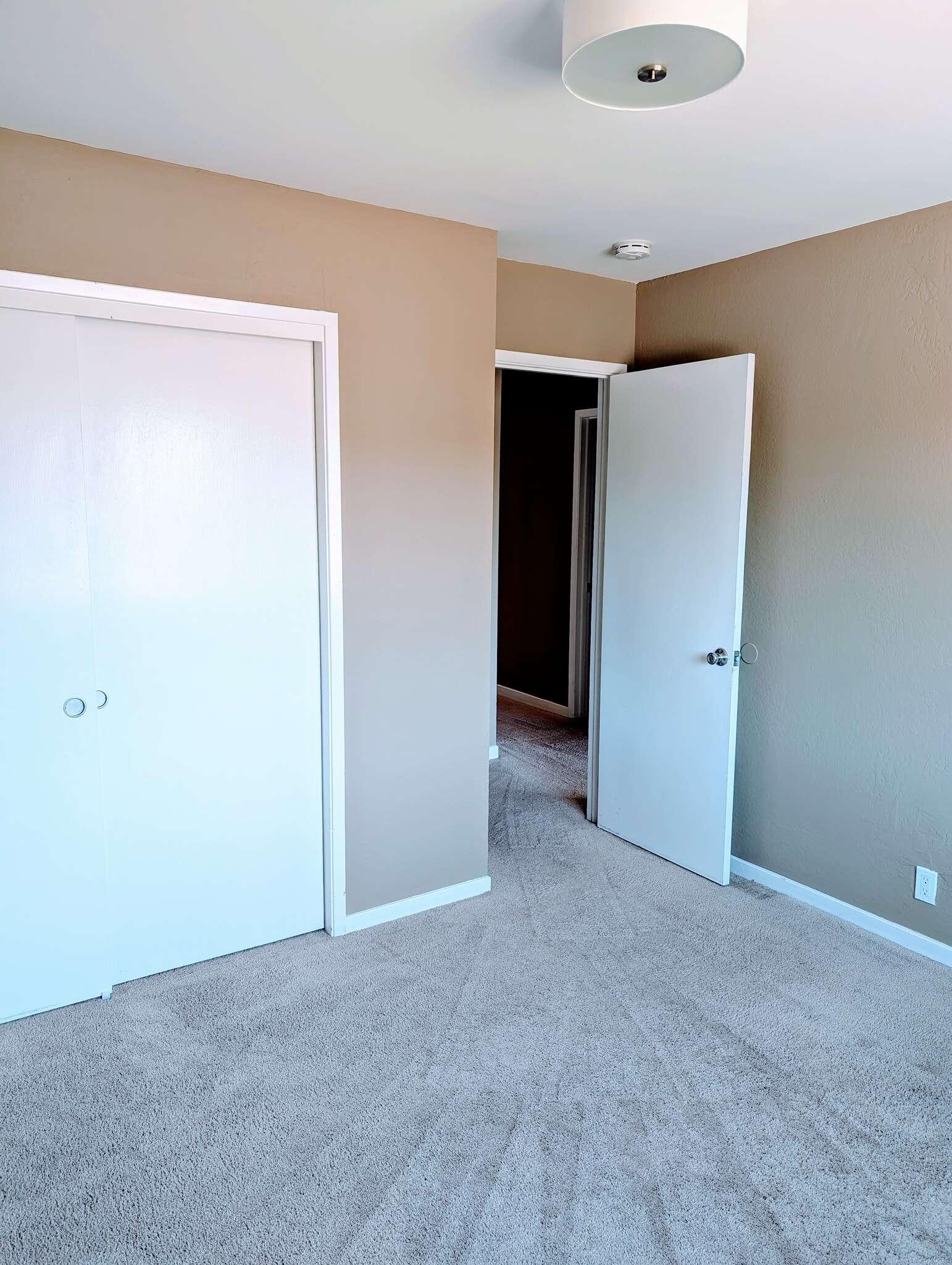 Building Photo - 22422 Walnut Cir S