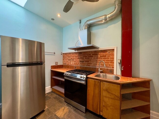 Building Photo - Charming 2 Bedroom/2 Bathroom Apartment in Bolton Hill, MD!