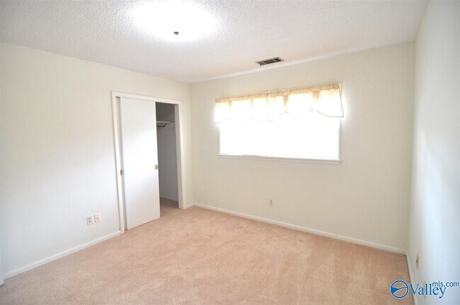 Building Photo - 2505 Lancelot Dr SE