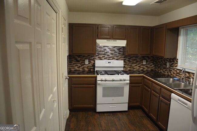 Building Photo - 5887 Mistyview Dr