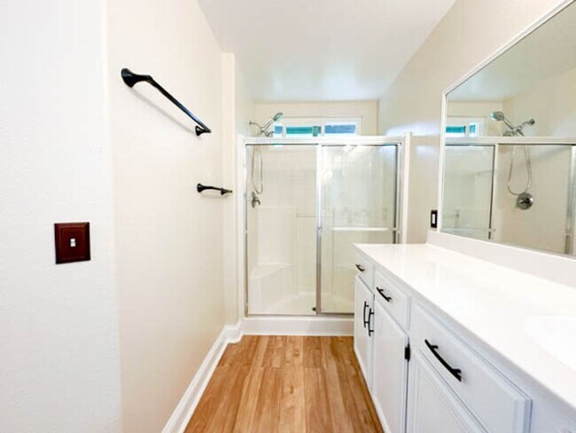 Building Photo - **STUNNING** 8 BEDROOM SOLAR HOME IN GATED...