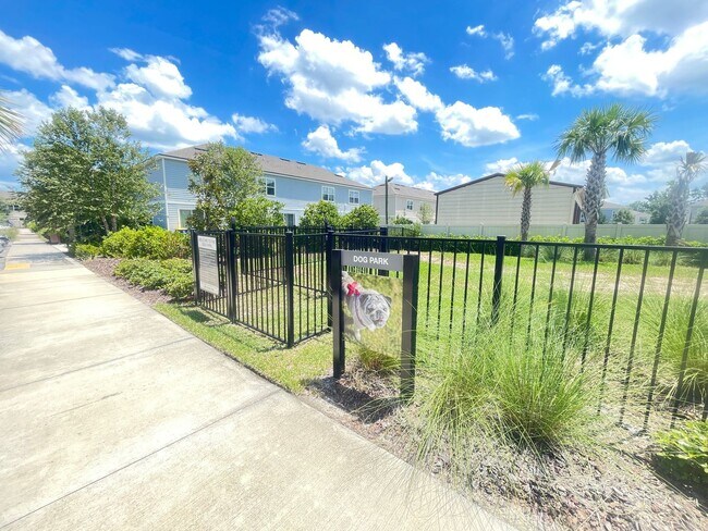 Building Photo - Charming 2-Bed, 2 and half-Bath Townhouse ...