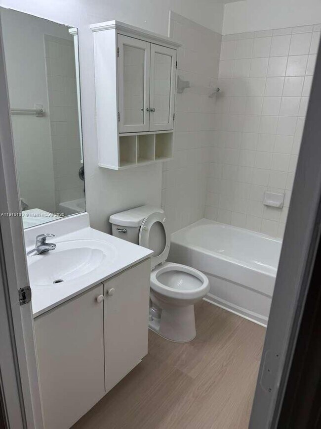 Building Photo - 1300 SE 31st Ct