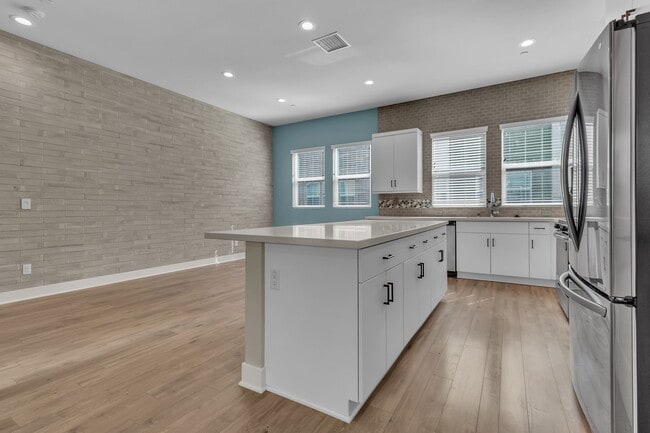 Building Photo - 945 E Mason Ln