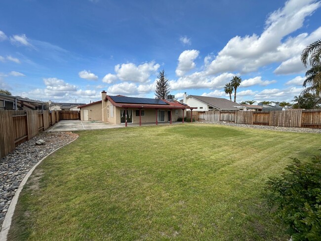 Building Photo - Beautiful NW home w/ SOLAR! 3bd+2ba $2,400!!