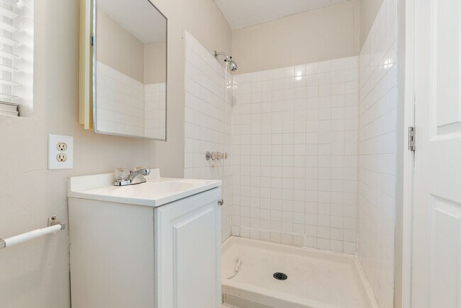 Building Photo - Quirky 1-bedroom for a Reasonable Price!