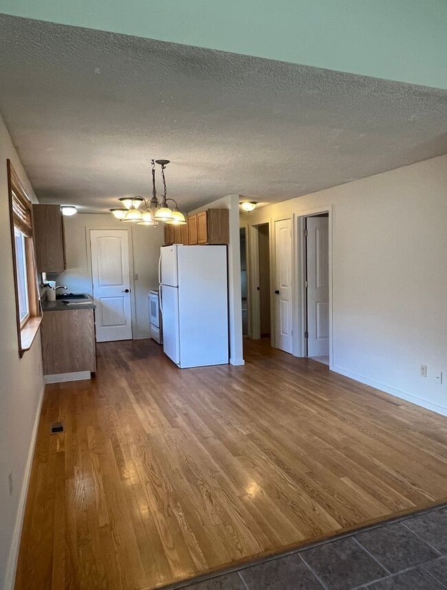 Building Photo - PRELEASING: Updated 3 bed/1 bath Rambler in Roosevelt Neighborhood!