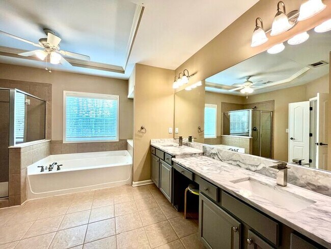 Building Photo - 12821 Doe Dr
