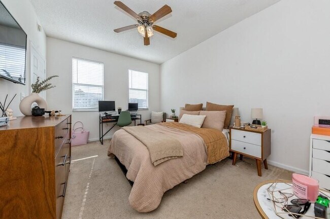 Building Photo - 533 NE 3rd Ave