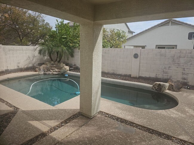 Building Photo - SPACIOUS and beautifully remodeled home! E...