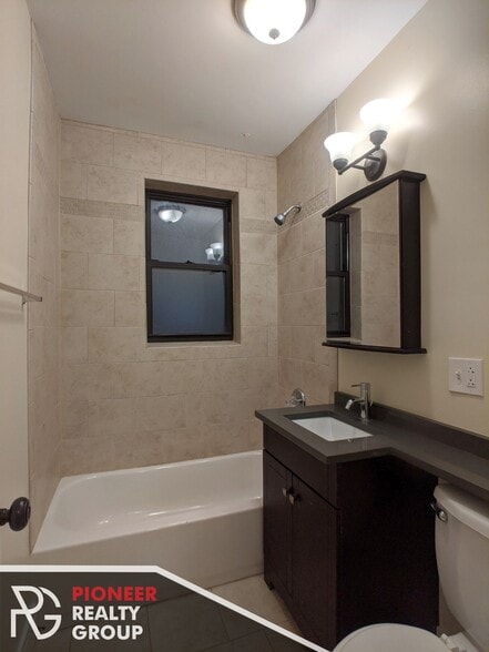 Building Photo - 4542 N Damen Ave