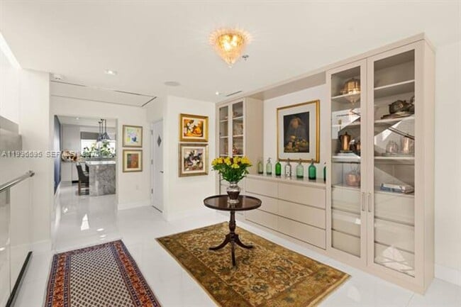 Building Photo - 1000 Venetian Way