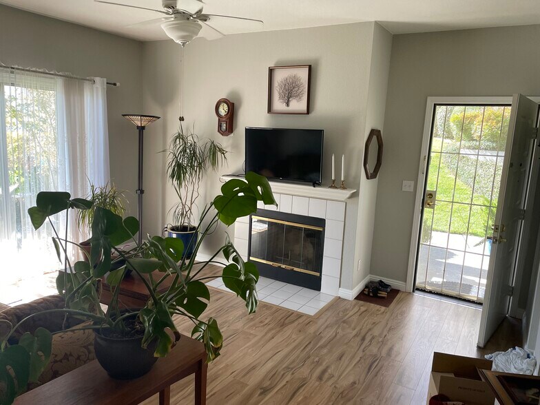 Firplace and Front Entrance - 611 Horizon Cv