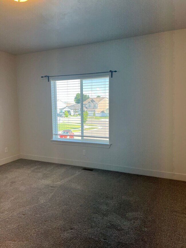 Building Photo - Beautiful 4 bed 2.5 bath home in the desirable Summerfield Subdivision