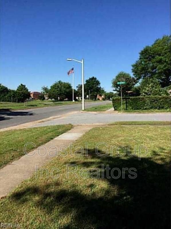 Building Photo - 800 St Denis Ct