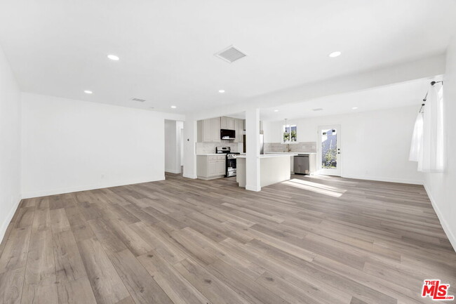 Building Photo - 1213 Thompson Ave