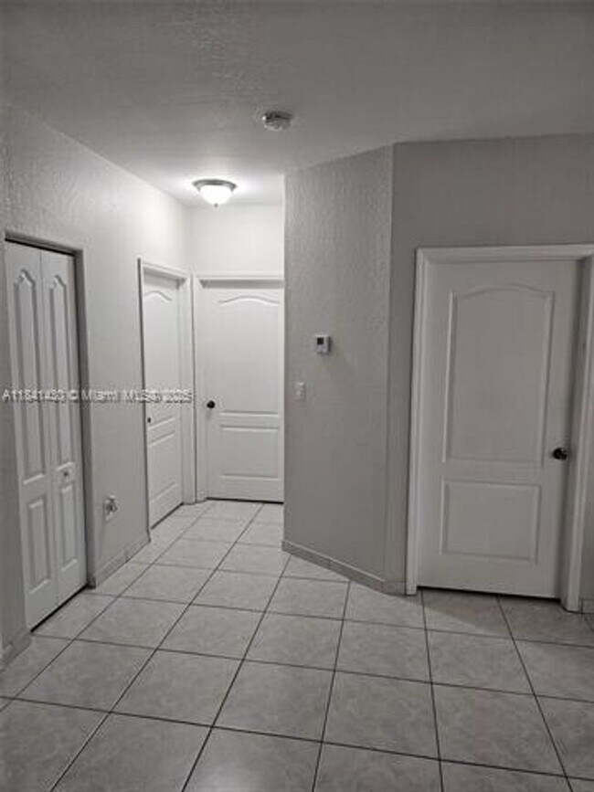 Building Photo - 7565 N Augusta Dr
