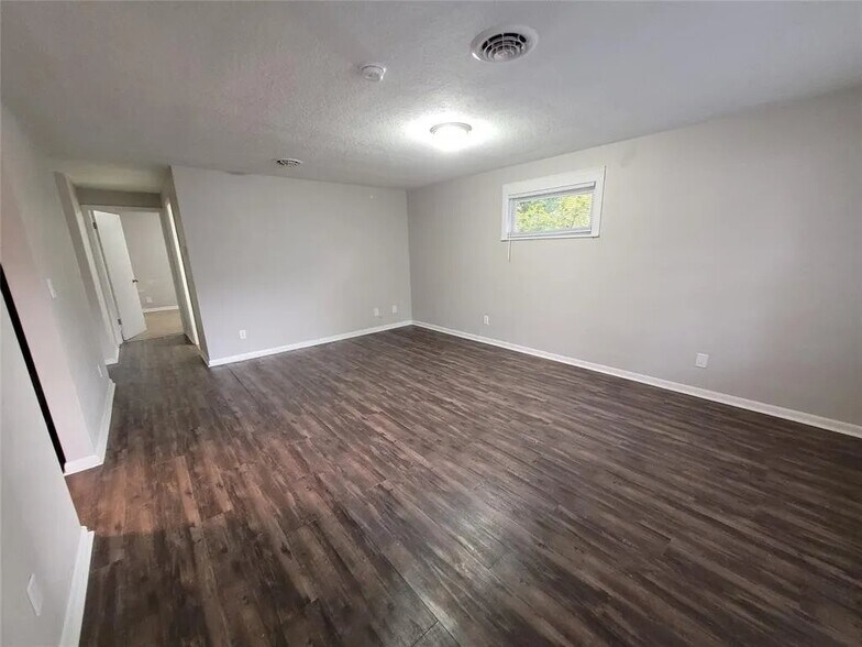 Building Photo - 2518 E 5th St