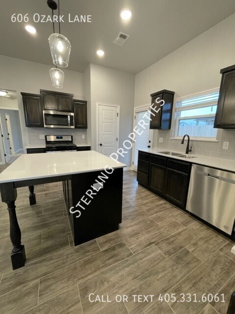 Building Photo - 606 Ozark Ln