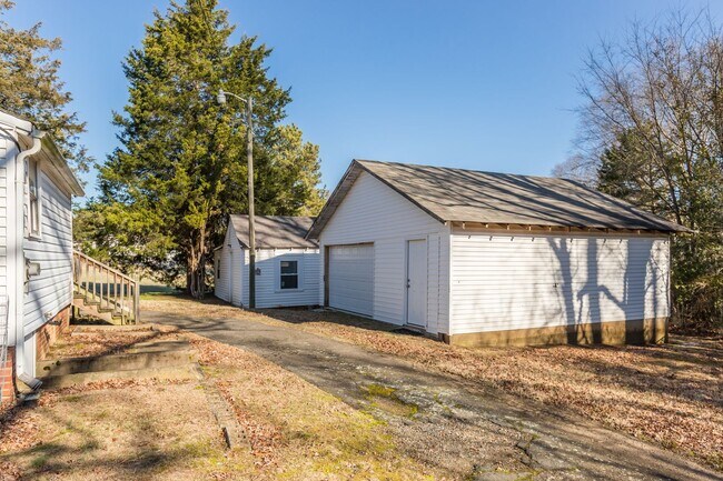 Building Photo - UNFURNISHED cozy private 2-bedroom, 2-bathroom home nestled in Winston-Salem