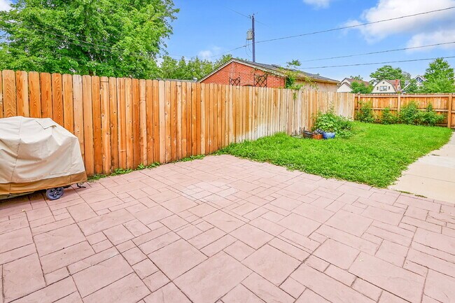 Building Photo - $3,595 - 3 Bed, 2 Bath Updated Home In Den...
