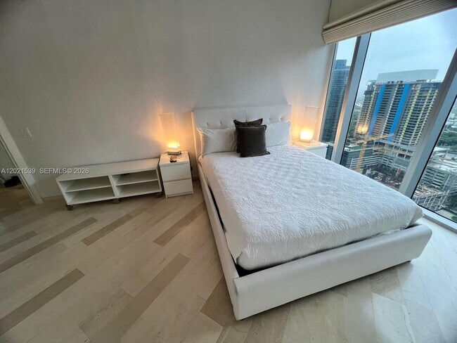 Building Photo - 1300 Brickell Bay Dr