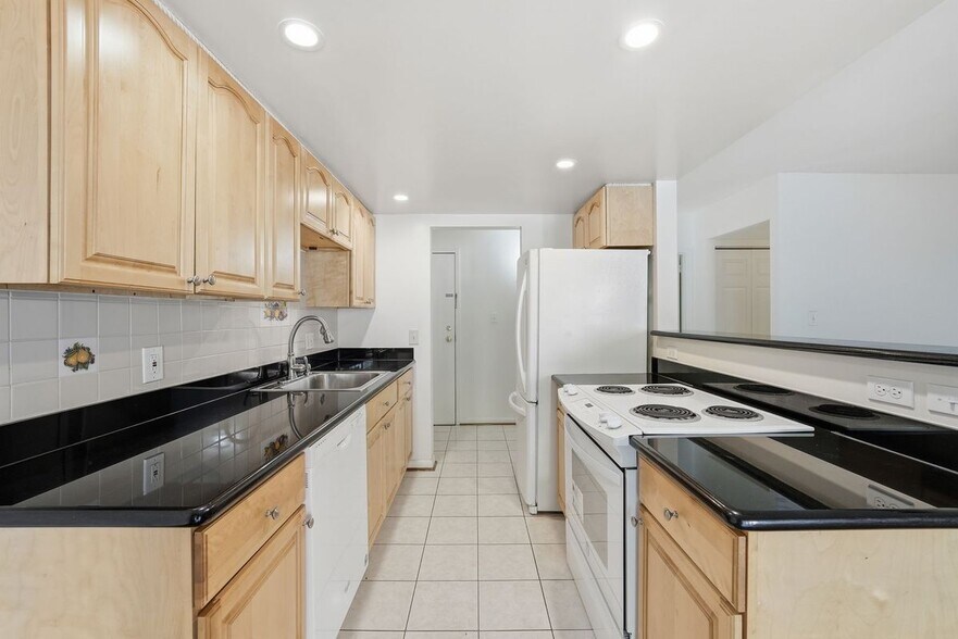 Building Photo - 2255 Castle Rock Square