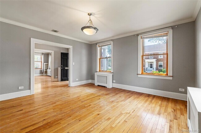 Building Photo - 315 Ellington Ave E