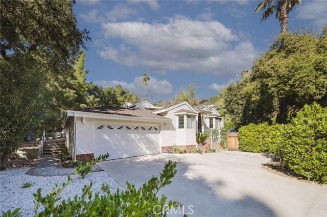 Building Photo - 2255 E Chevy Chase Dr