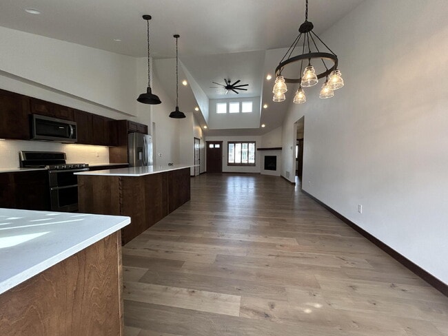 Building Photo - Luxury 4 Bed / 2 Bath Home on .84 Acres – UTILITIES INCLUDED - 3 Car Garage – RV Parking