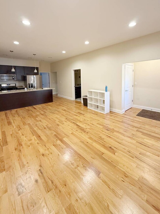 Building Photo - 2842 S Union Ave