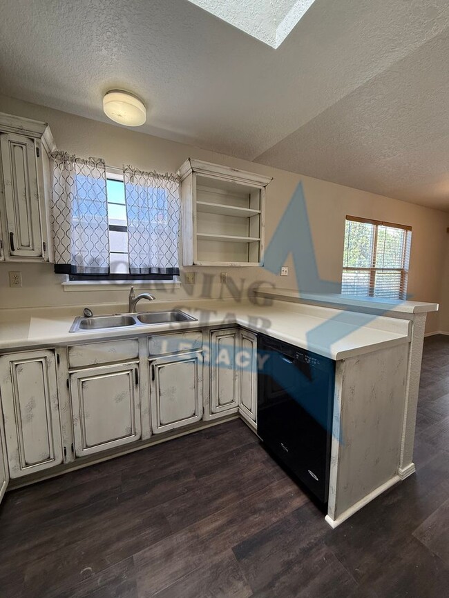 Building Photo - Roadrunner area! LOVELY two bedroom home.