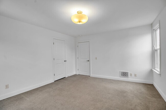 Building Photo - 5849 Broadway